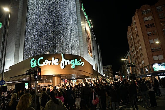 Encendido del tapiz decorativo de El Corte Inglés.