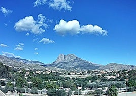 Vistas al Puig Campana desde La Vila Joiosa este viernes.