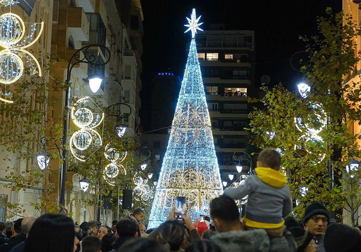 La Navidad ya brilla en Alicante con el encendido de luces
