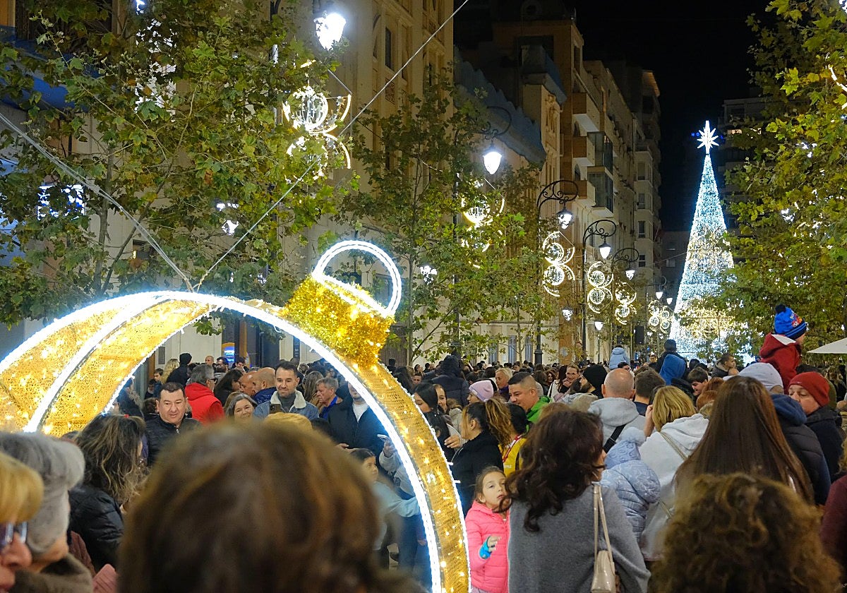 La Navidad ya brilla en Alicante con el encendido de luces