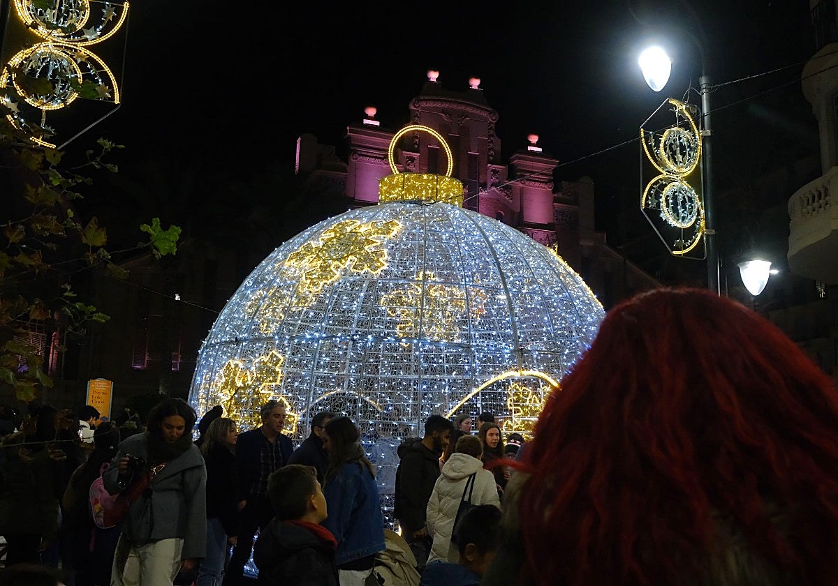 La Navidad ya brilla en Alicante con el encendido de luces