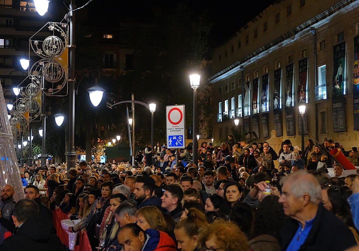 La Navidad ya brilla en Alicante con el encendido de luces