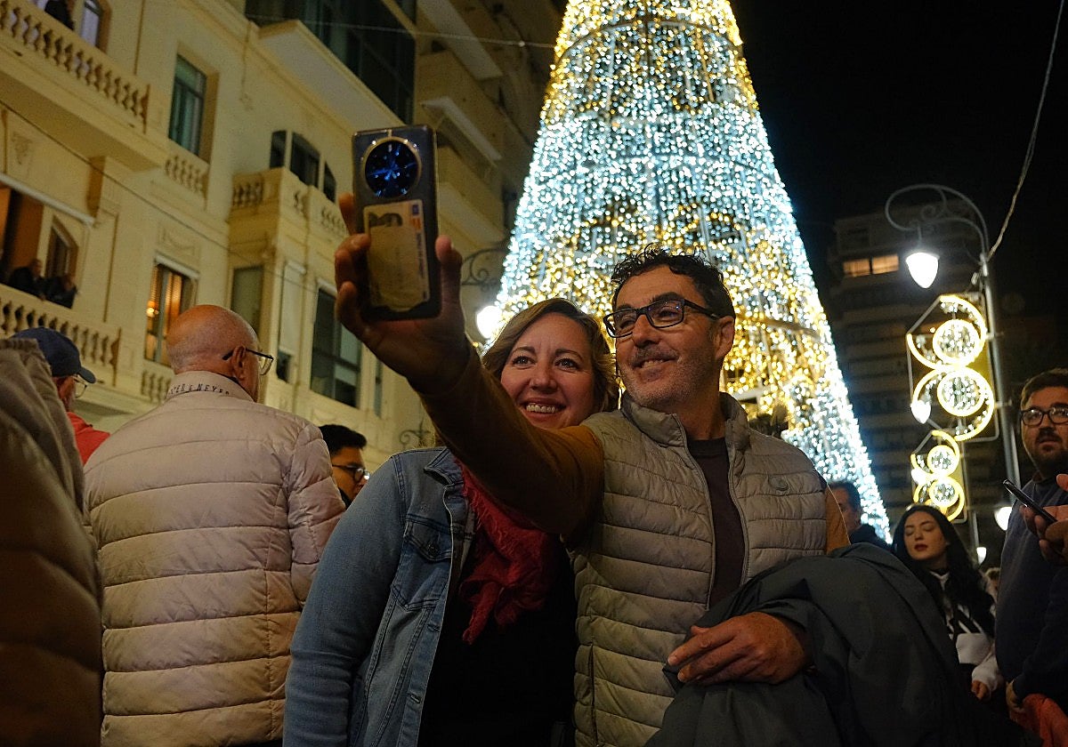 La Navidad ya brilla en Alicante con el encendido de luces