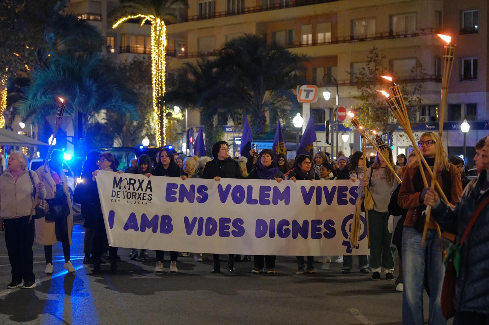 Las antorchas toman el centro de Alicante en una marcha multitudinaria por el 25N