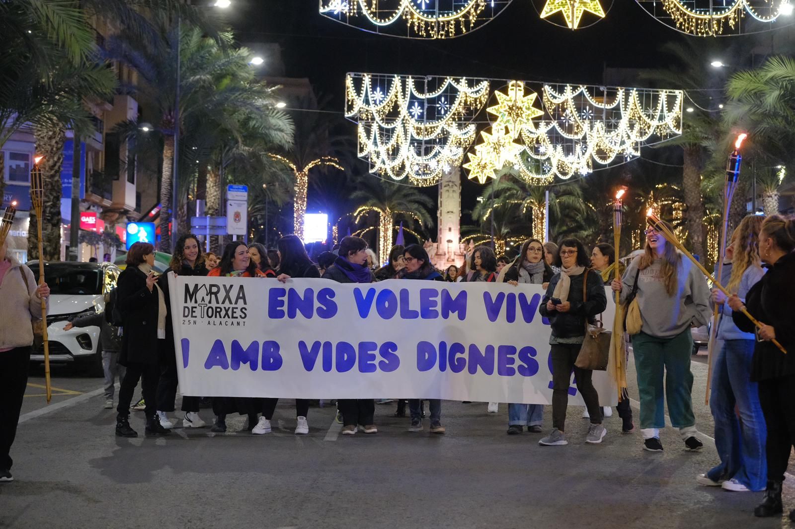 Las antorchas toman el centro de Alicante en una marcha multitudinaria por el 25N