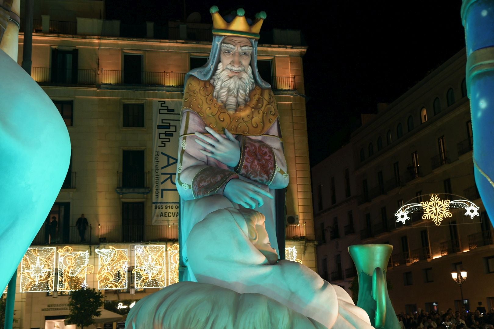 La inauguración del Belén gigante de Alicante transforma la plaza en un espectáculo de luz y magia