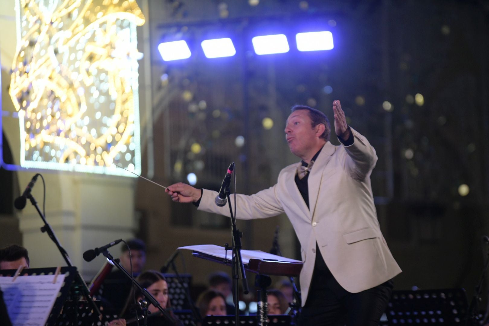 La inauguración del Belén gigante de Alicante transforma la plaza en un espectáculo de luz y magia