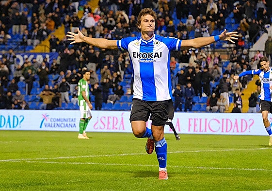 Slavy celebra su primer gol con la camiseta del Hércules.