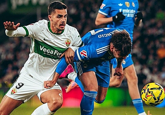 André da Silva y Asencio disputando un balón durante la primera mitad.