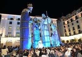 La inauguración del Belén gigante de Alicante transforma la plaza en un espectáculo de luz y magia