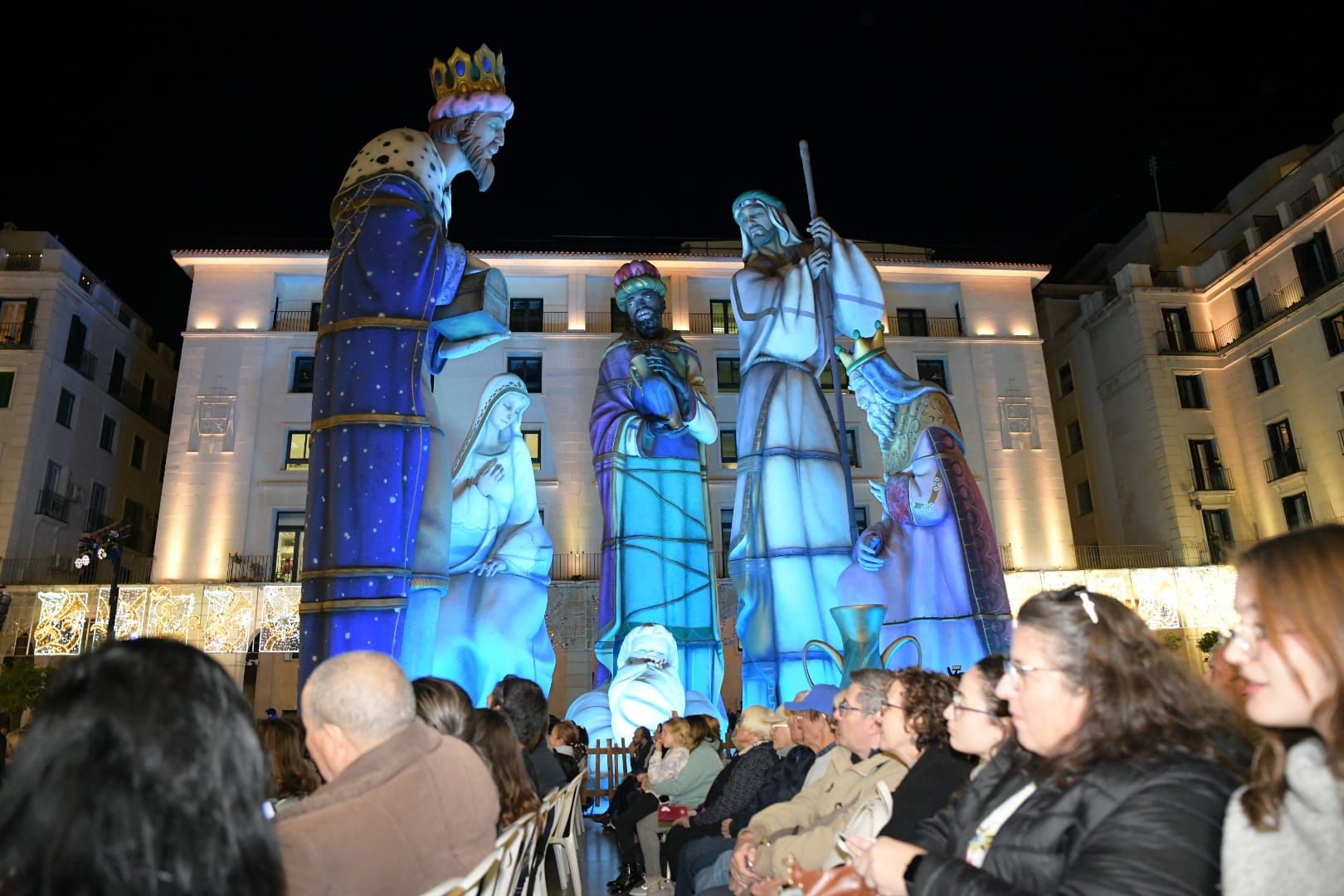 La inauguración del Belén gigante de Alicante transforma la plaza en un espectáculo de luz y magia
