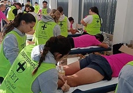 Estudiantes del CEU atienden a los participantes.