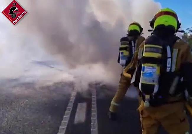 Los Bomberos de Torrevieja apagan el vehículo incendiado.