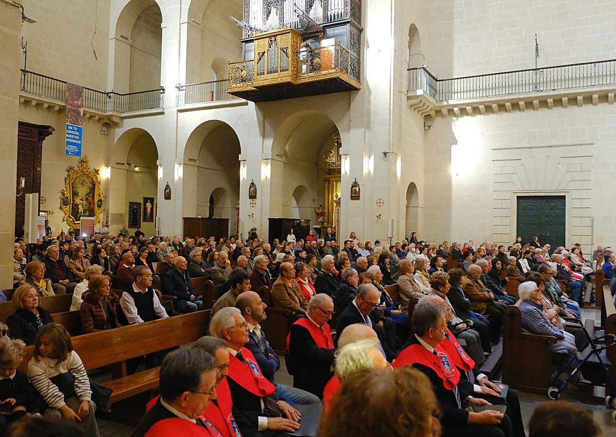 Imagen secundaria 1 - Devoción ante la Virgen del Remedio.