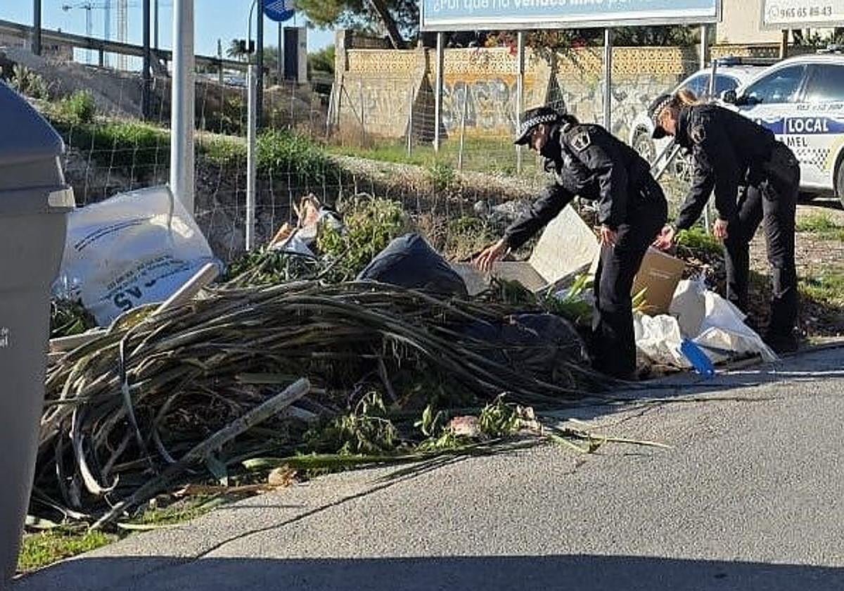 Agentes de la Policía Local supervisan distintos puntos del municipio dentro del plan contra los vertidos no autorizados.