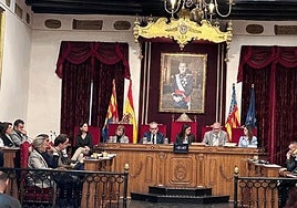 El pleno del Ayuntamiento de Elche aprueba una moción contra la violencia hacia las mujeres con motivo del 25N.