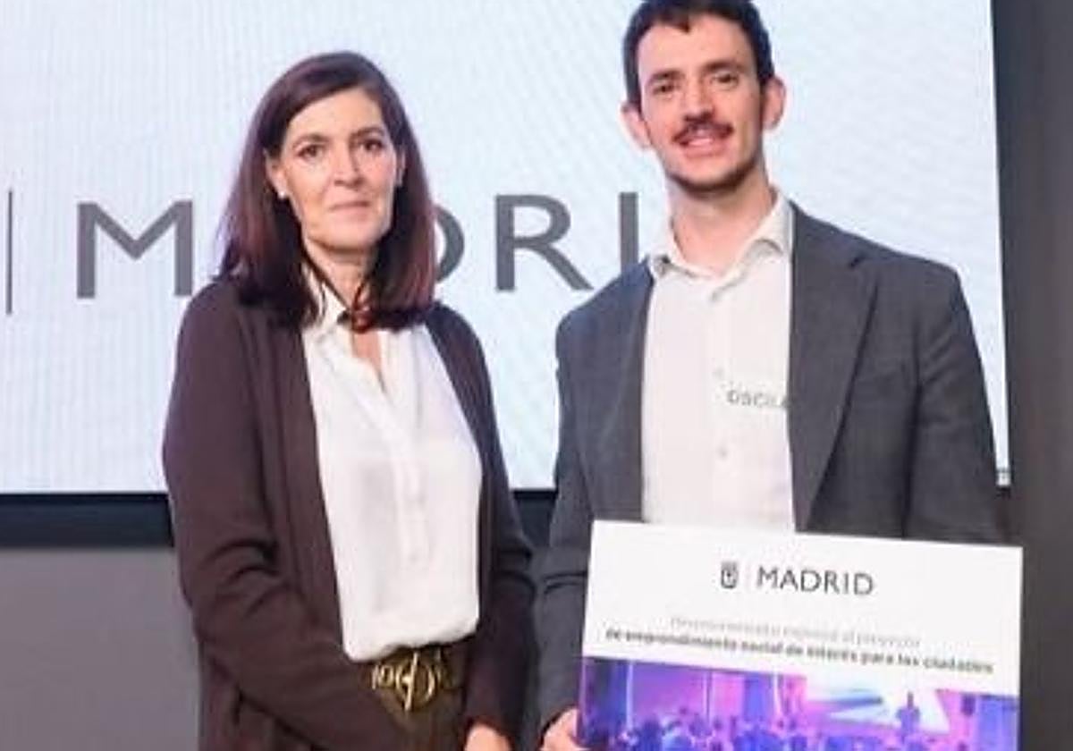 Luis Chimeno, cofundador de Oscillum, recoge en Madrid el reconocimiento otorgado por los Premios Jóvenes Máshumano 2025.