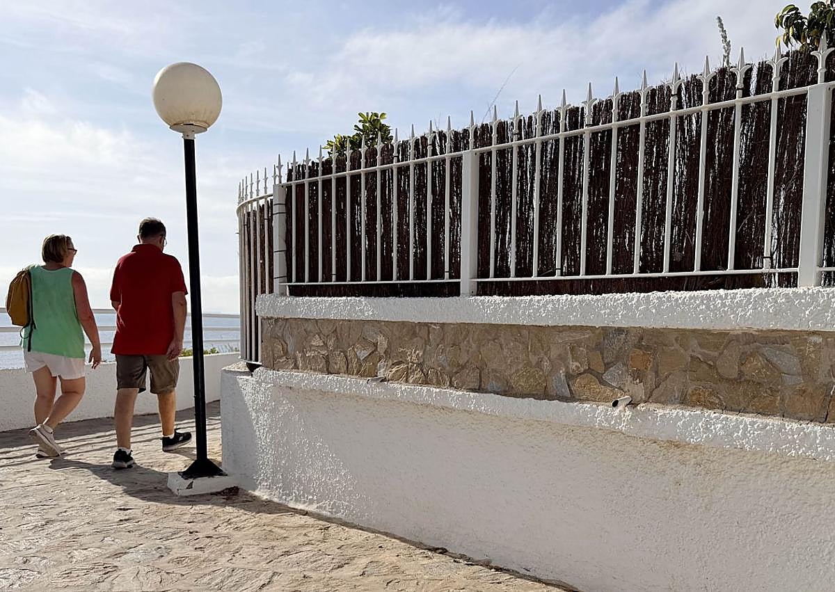 Imagen secundaria 1 - Nuevo trazado señalizado del GR 92 en Cabo Roig, recuperado para los senderistas tras la apertura del paseo marítimo.