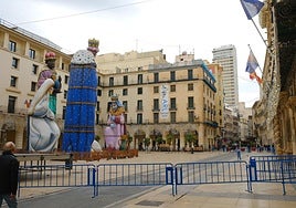 Plaza del Ayuntamiento cortada al tráfico.