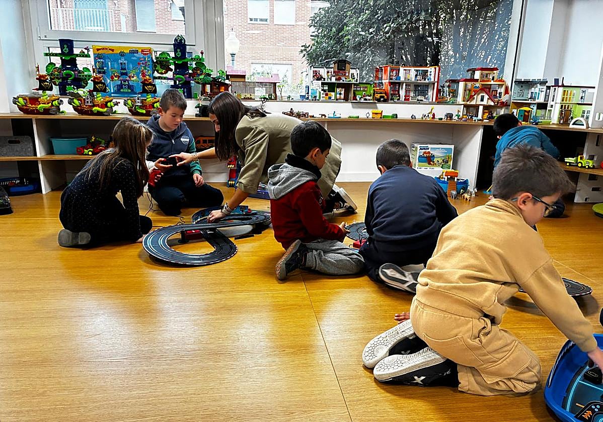 Menores juegan en la ludoteca del Instituto Tecnológico del producto infantil y de ocio–AIJU.