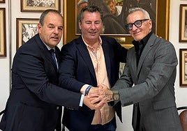 Carlos Baño, Moncho Riquelme y Jesús Navarro, en el Almuerzo de Empresarios en el que el presidente de la Cámara dio el relevo al noveldense para ser pregonero de Santa Cruz.