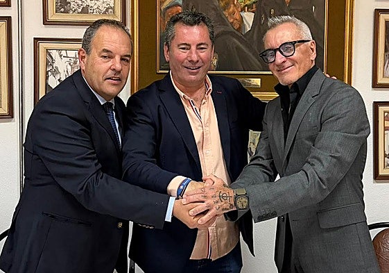 Carlos Baño, Moncho Riquelme y Jesús Navarro, en el Almuerzo de Empresarios en el que el presidente de la Cámara dio el relevo al noveldense para ser pregonero de Santa Cruz.