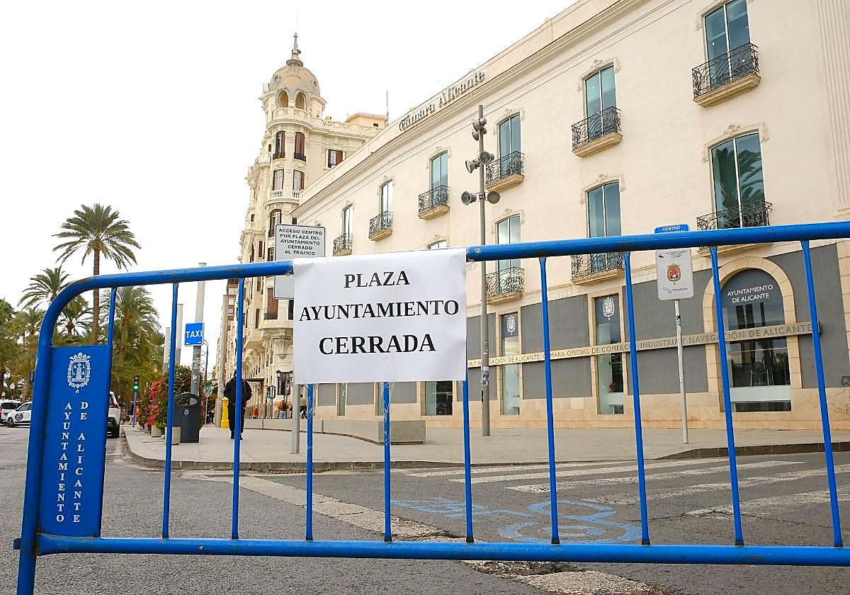 Cierre al tráfico de la plaza del Ayuntamiento de Alicante.
