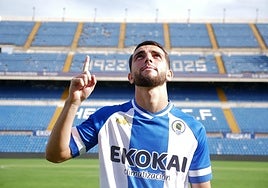 Mehdi Puch, tras firmar su contrato con el Hércules.