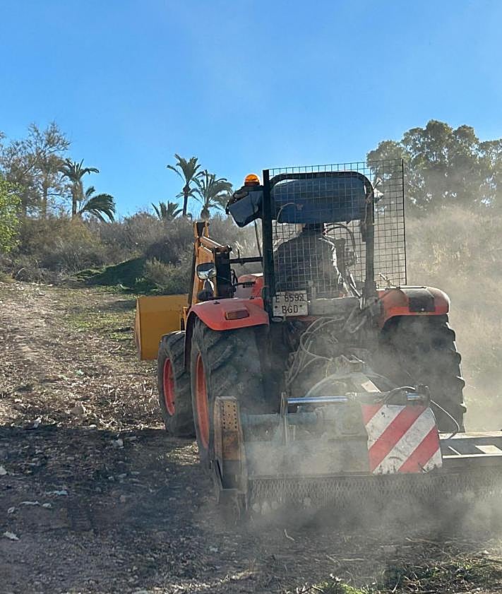 Imagen secundaria 2 - Distintos momentos de las labores de desbroce y preparación del acueducto de Riegos de Levante para su futura restauración.