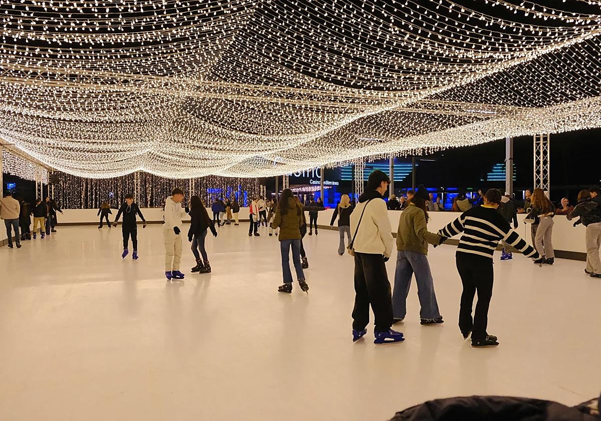 Pista de hielo instalada en Alicante durante las pasadas Navidades.