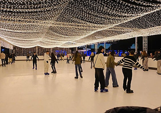 Pista de hielo instalada en Alicante durante las pasadas Navidades.