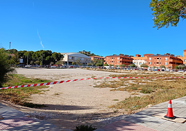 Parcela de 'El Somni', con vallas y cintas que delimitan la zona.