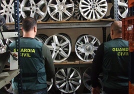 Los guardias civiles, en el taller donde se produjeron los robos.