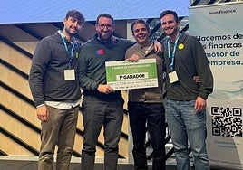 Responsables de la empresa Tu Trámite Fácil recogiendo el premio.