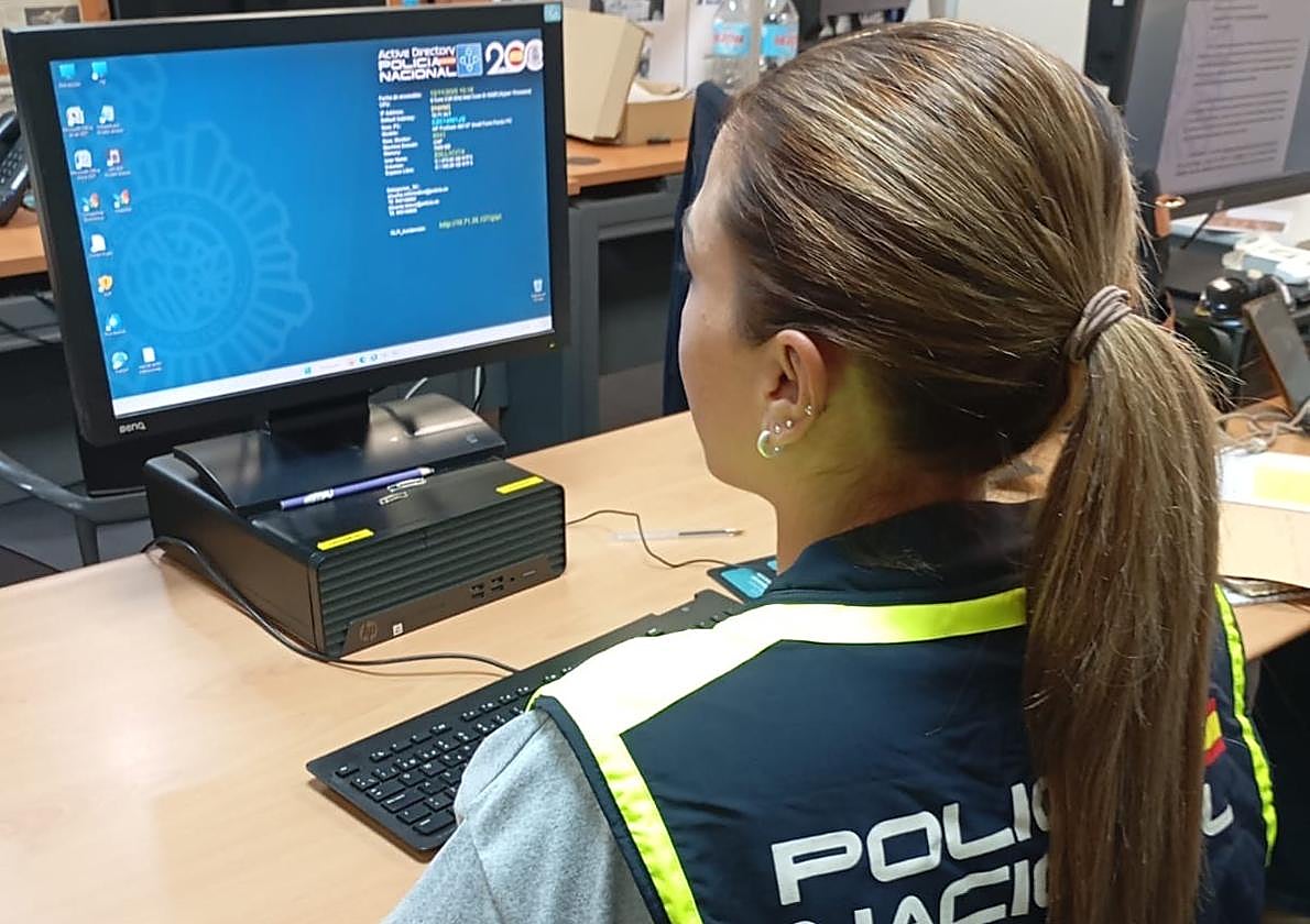 Una agente de la UDEF de Alicante durante sus labores de investigación.