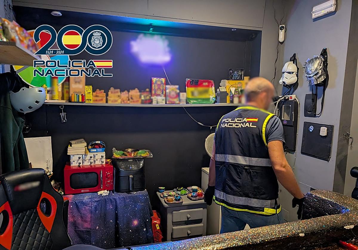 Un investigador registra el establecimiento.