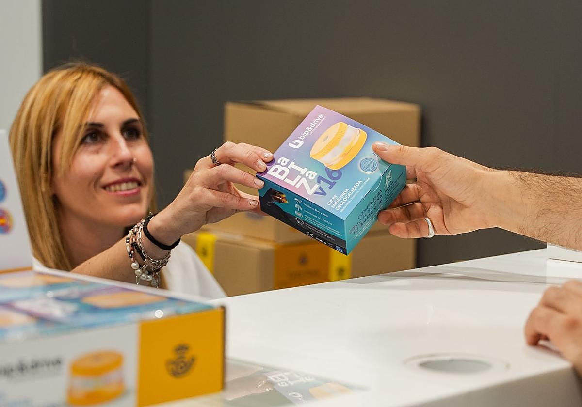 Baliza V16 en una oficina de Correos.