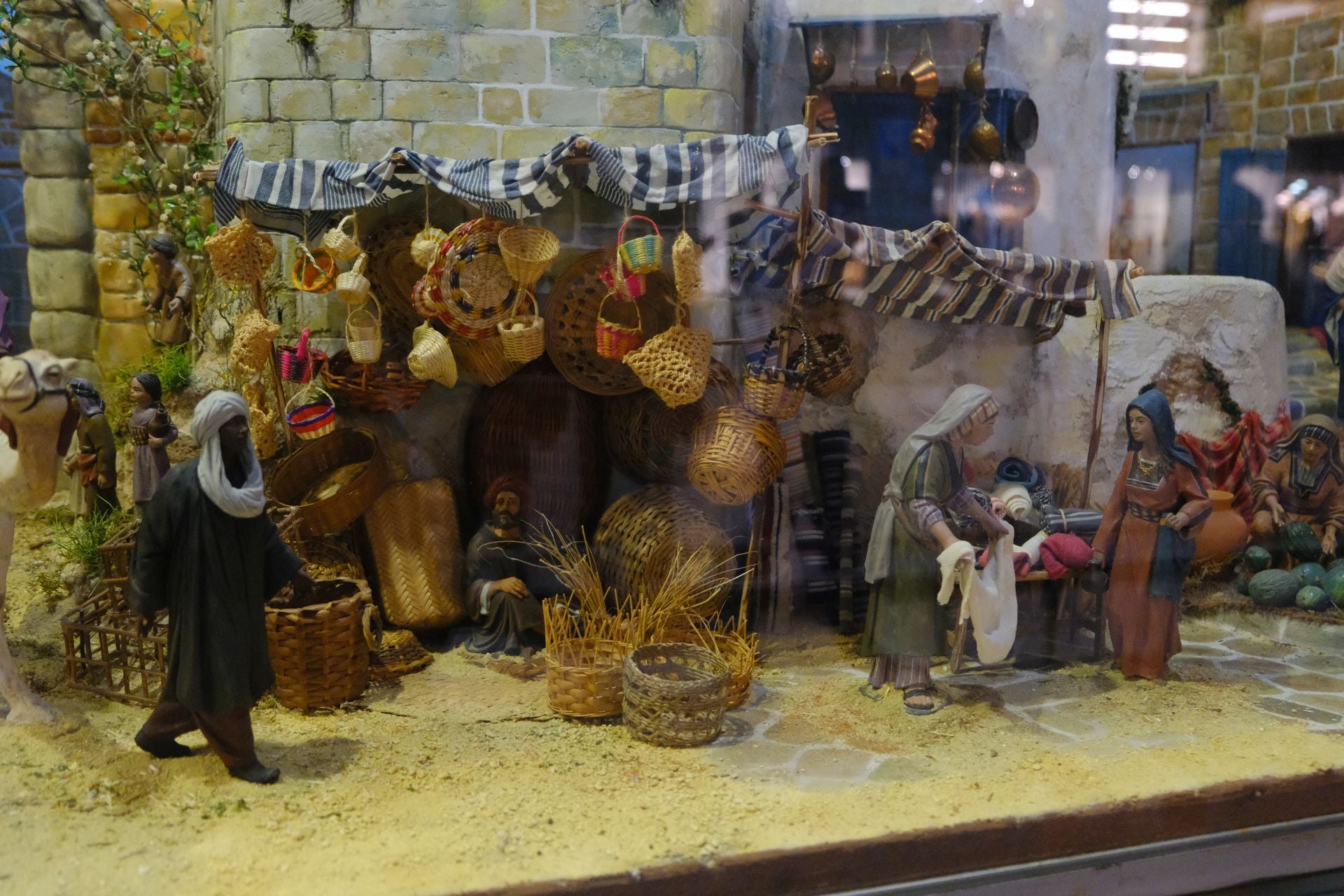 Villancicos, luz y tradición en la inauguración del Belén Social en Alicante