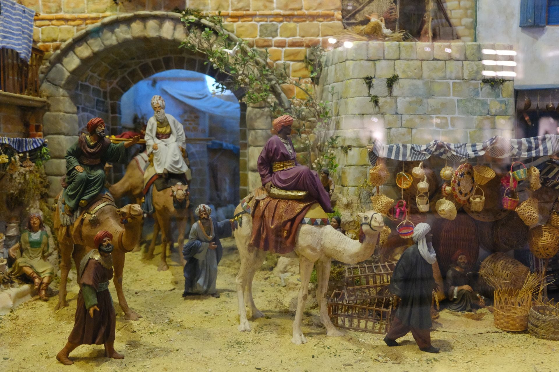 Villancicos, luz y tradición en la inauguración del Belén Social en Alicante