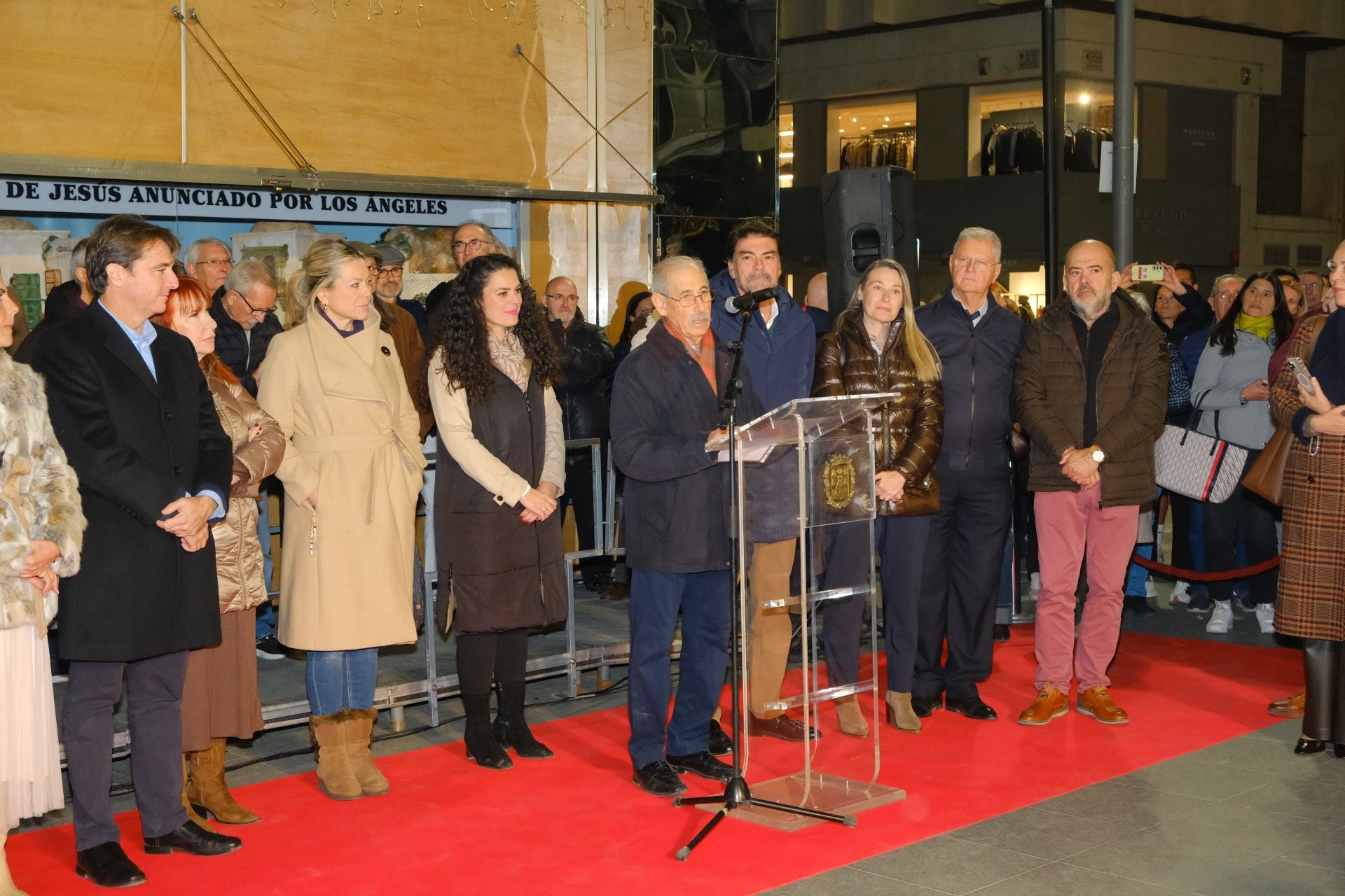 Villancicos, luz y tradición en la inauguración del Belén Social en Alicante