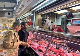 La concejal de Comercio, Lidia López, con el típico 'cabasset', y el presidente de los concesionarios municipales, Paco Alemany.