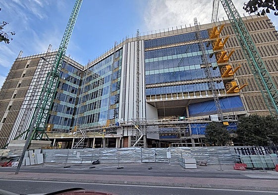 Ventanales en la nueva Ciudad de la Justicia de Alicante.