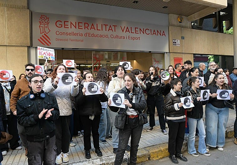 Concentración estudiantil a las puertas de la Dirección Territorial de Educación en Alicante.