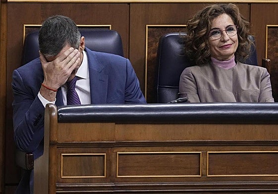 Pedro Sánchez y María Jesús Montero, en la sesión de control al Gobierno.