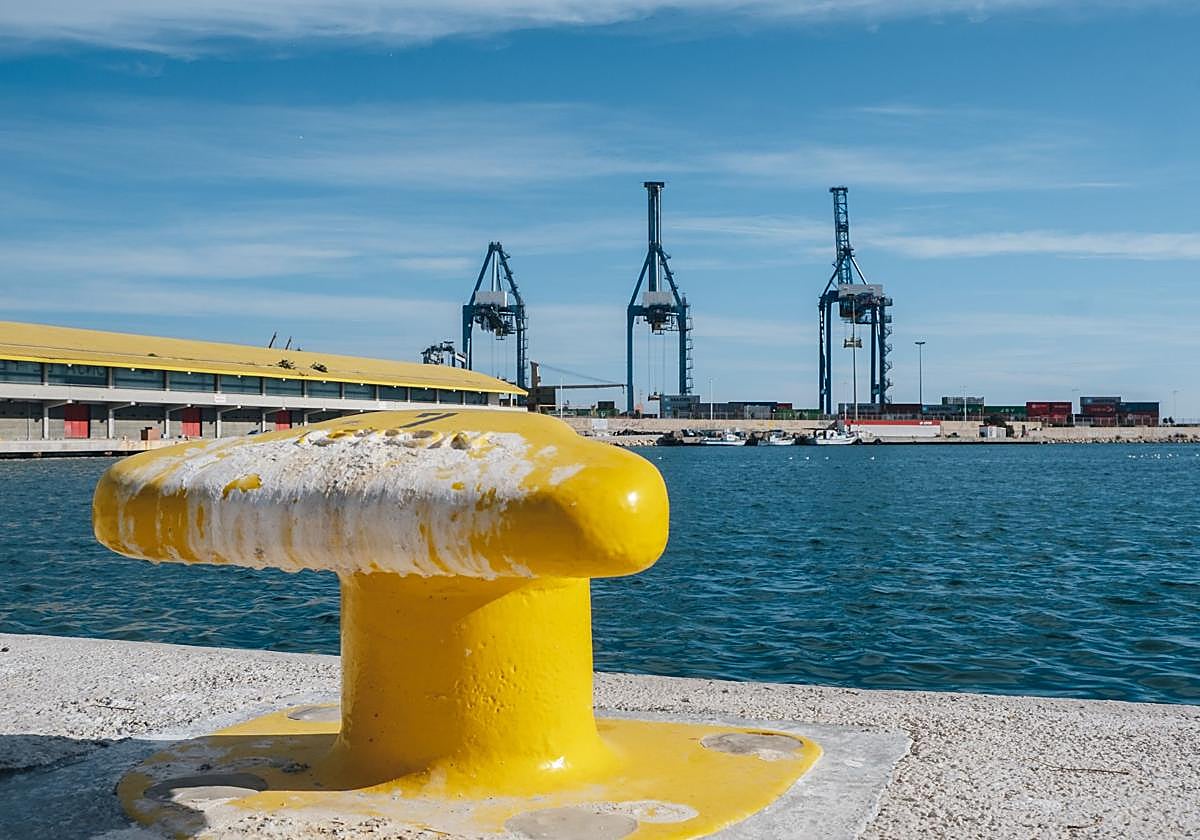 Puerto comercial de Alicante.