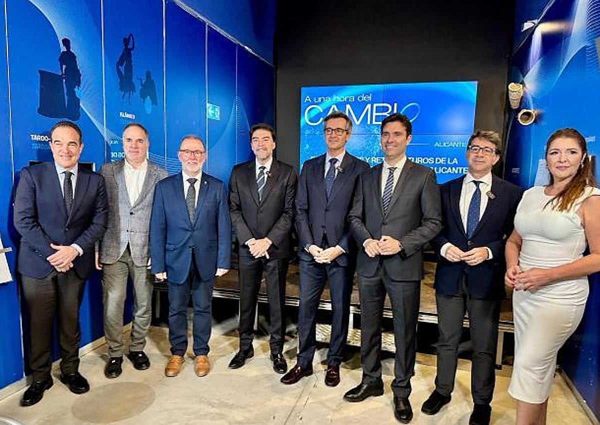 Imagen secundaria 1 - Representantes municipales y técnicos de Aguas de Alicante durante la jornada «A una hora del cambio», donde se analizaron los avances en digitalización.