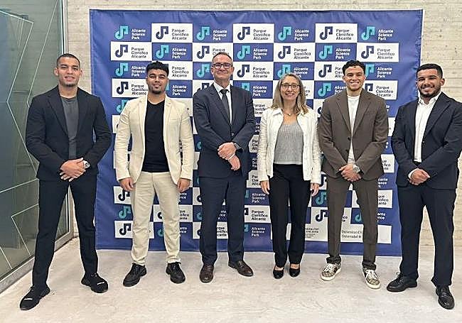 Whalesprop: Entrepreneurs Zouhair Madrani, Zakaria Tabbai Amal, Bilal Madrani, and Abderrahmane Guermat Benaouali of Whalesprop with Esteban Pelayo, PCA manager, and María Jesús Pastor, UA Vice-Rector.