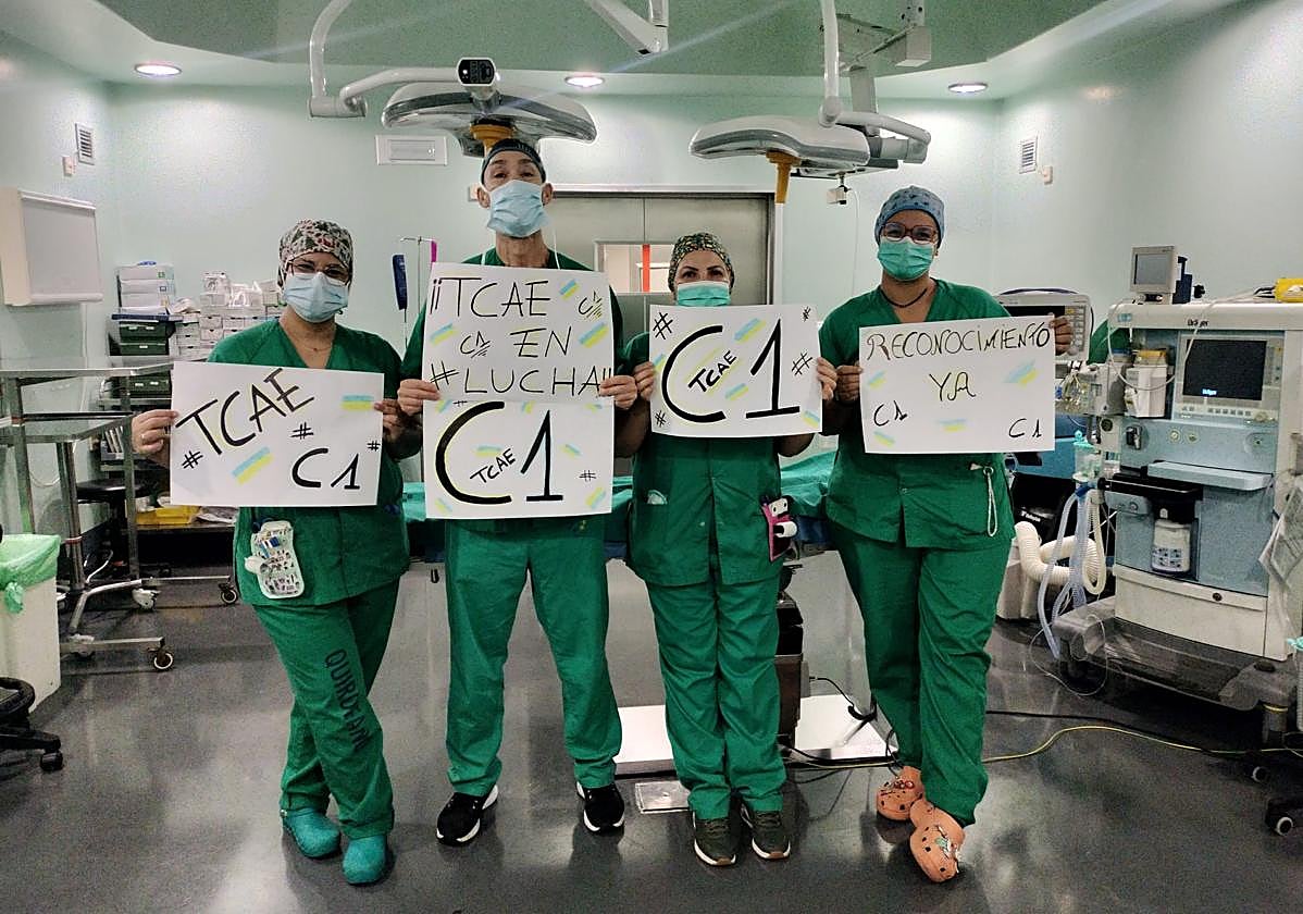 Personal TCAE evidencia con pancartas su reivindicación.