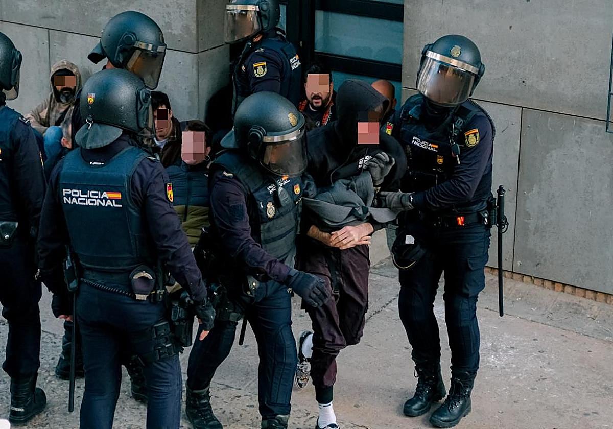 La Policía Nacional interviene en un desahucio, en imagen de archivo.