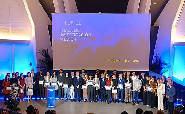 Foto grupal de todos los galardonados con ayudas.